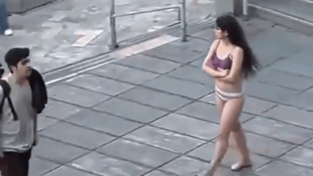 На территории Исламского университета Азад в Тегеране студентка разделась до нижнего белья в знак протеста