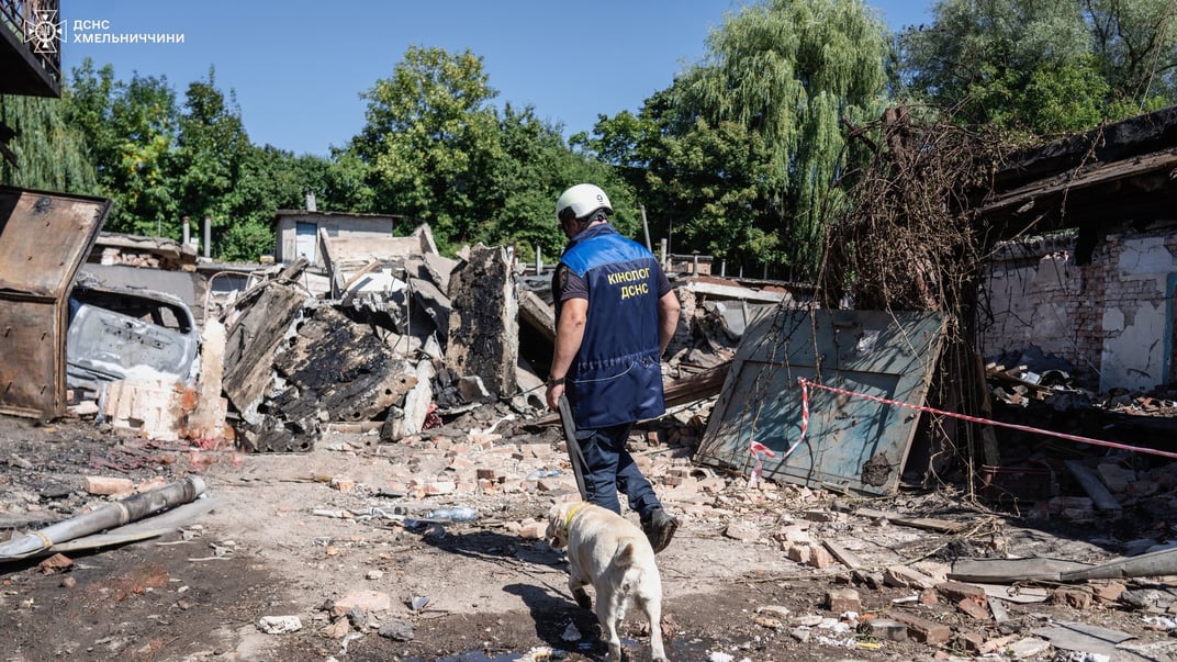 Рятувальник зі службовою собакою на місці російського влучання у Хмельницькій області