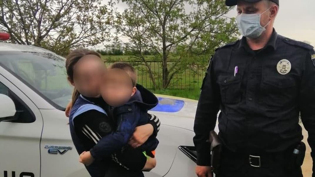 Мать с трехлетним сыном, который, как она думала, потерялся. Дмитровка, Николаевская область, 16 мая 2021 года