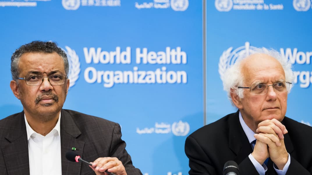 Глава Всесвітньої організації охорони здоров’я Тедрос Аданом Гебреєсус (ліворуч) та глава надзвичайного комітету ВООЗ Дідьє Хусін на брифінгу, коли було оголошено надзвичайний стан міжнародного рівня через поширення коронавірусу з Китаю, Женева, Швейцарія, 30 січня 2020 року