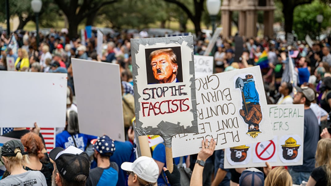 Люди під час демонстрації проти президента США Дональда Трампа в Капітолії штату Техас, 5 лютого 2025 року