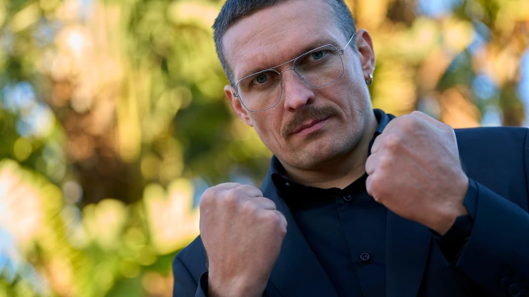 Ілюстративне фото. Український боксер Олександр Усик позує для журналістів Associated Press, листопад 2023 року