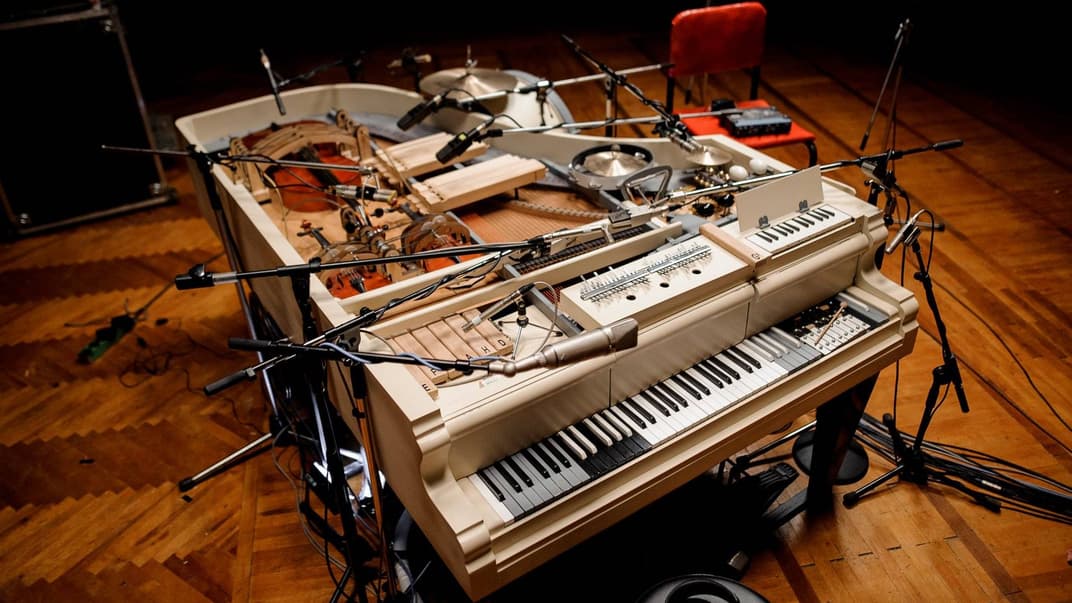 Український гурт «Brunettes Shoot Blondes» записав пісню, в якій використав рояль зі вбудованими в нього 20 різними інструментами