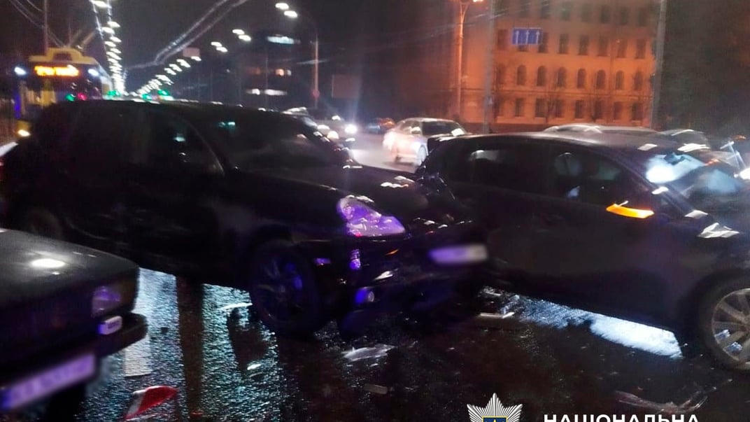 У Києві водій спричинив ДТП, а потім влаштував бійку й стрілянину. Його затримали