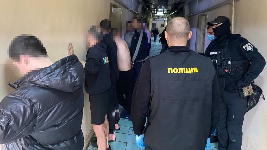 Чотирьом раніше судимим чоловікам повідомили про підозру за шахрайство