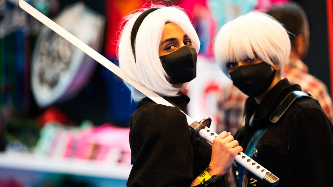 Дві жінки в масках, одягнені в персонажів аніме, що володіють мечем, позують для фото під час Comic Con в Дубаї, Об’єднані Арабські Емірати, 5 березня 2020 року.