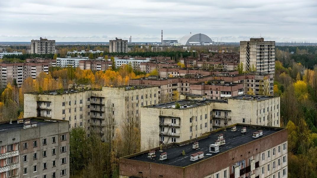 Ілюстративне фото. Вид на об’єкт «Укриття» (новий «саркофаг») на Чорнобильській АЕС з міста Прип’ять, листопад 2017 року