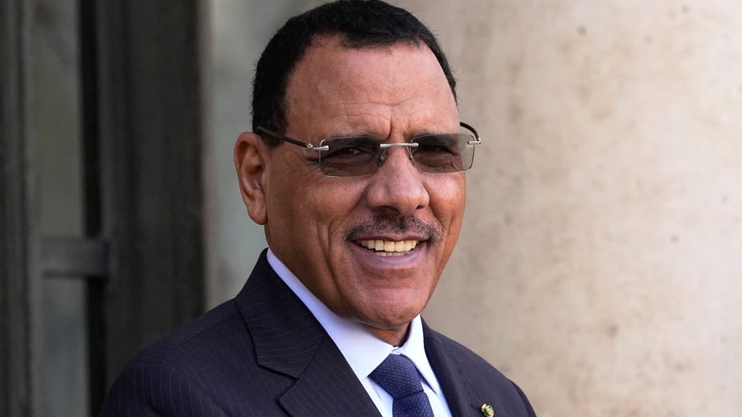 Мохамед Базум перед робочим обідом із президентом Франції Емманюелем Макроном у Парижі, 16 лютого 2023 року