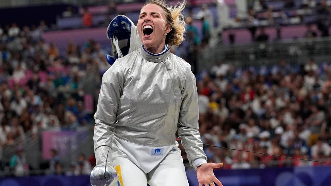 Фехтовальщица Ольга Харлан после победы в 1/8 финала против азербайджанки Анны Башты во время Олимпийских игр 2024 года в Париже