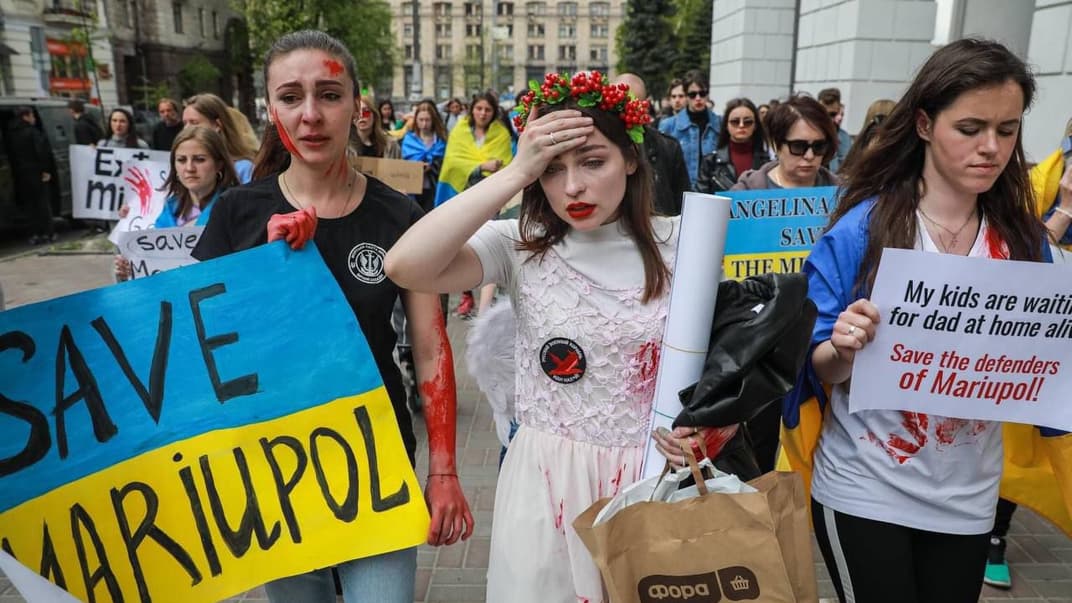 Женщины, чьи родные сейчас заблокированы на «Азовстали», вышли на мирную акцию протеста в Киеве, чтобы о бойцах «Азова» не забыли и нашли способ вывезти военных