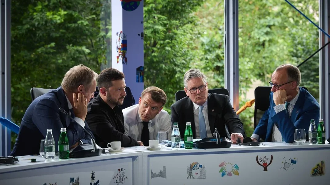 Ілюстративне фото. Президент Володимир Зеленський разом із лідерами Франції, Німеччини, Великої Британії та Польщі говорять телефоном із президентом США Дональдом Трампом, Албанія, 16 травня 2025 року