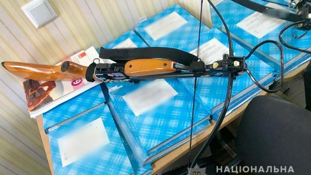 Арбалет, из которого полтавчанка ранила двух учителей, Полтава, 6 сентября 2021 года