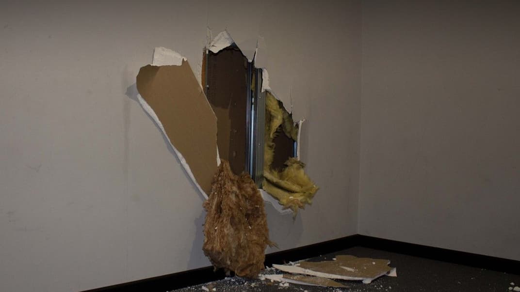 Проломанная стена в незаконном игровом заведении 