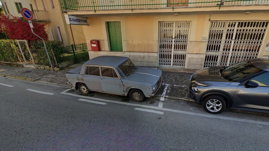 Автомобиль Lancia Fulvia в городе Конельяно, Италия, фото ноября 2020 года