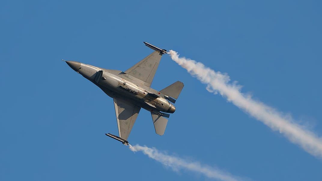 Бельгийский F-16 во время тренировочного полета перед авиашоу в Польше, 2009 год