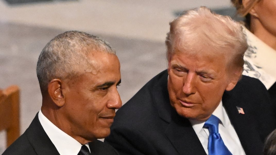 Президент США Дональд Трамп спілкується ексочільником Білого дому Бараком Обамою під час державної похоронної церемонії колишнього президента США Джиммі Картера, 9 січня 2025 року