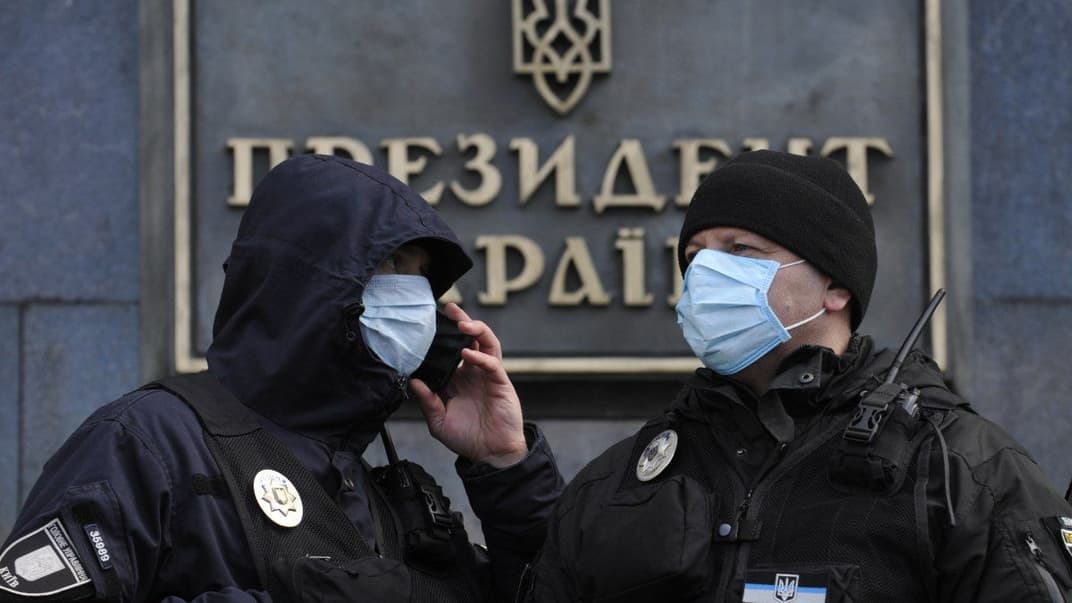 Правоохоронці в захисних масках для обличчя біля Офісу президента України у Києві, 14 березня 2020 року