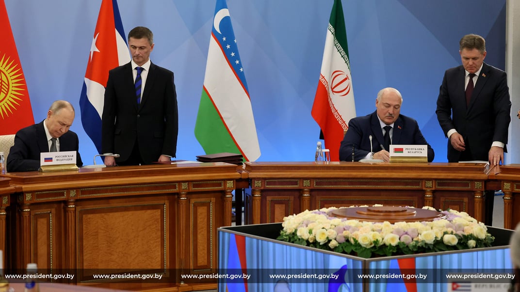 Лидер россии владимир путин и самопровозглашенный президент Беларуси Александр Лукашенко на заседании Высшего Евразийского экономического совета под Санкт-Петербургом, 26 декабря 2024 года