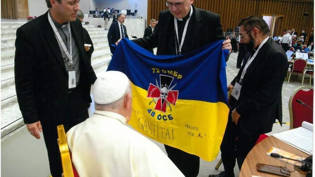 Папе Римскому передали вышитый флаг Украины