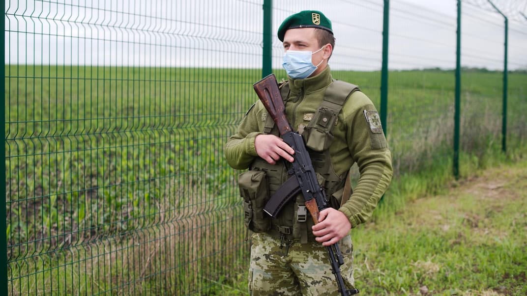 Прикордонник чергує на ділянці «Дергачі» Харківської області на кордоні України з Росією, 1 червня 2021 року