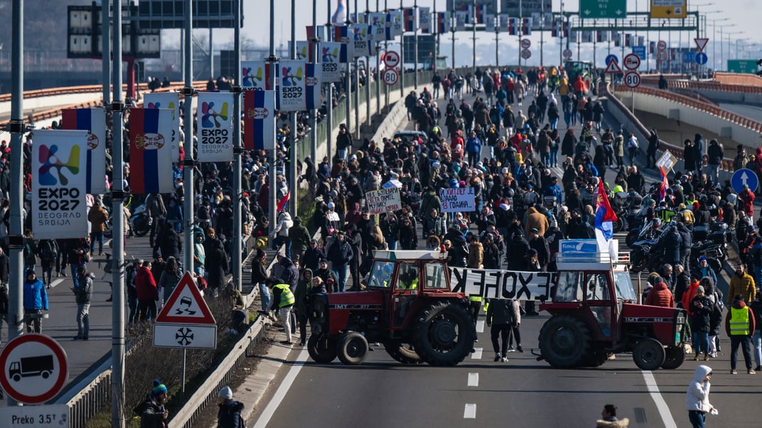 Студенти та громадяни в Белграді блокують міст через річку Сава в межах протестів, пов’язаних із катастрофою на залізничній станції, 9 лютого 2025 року