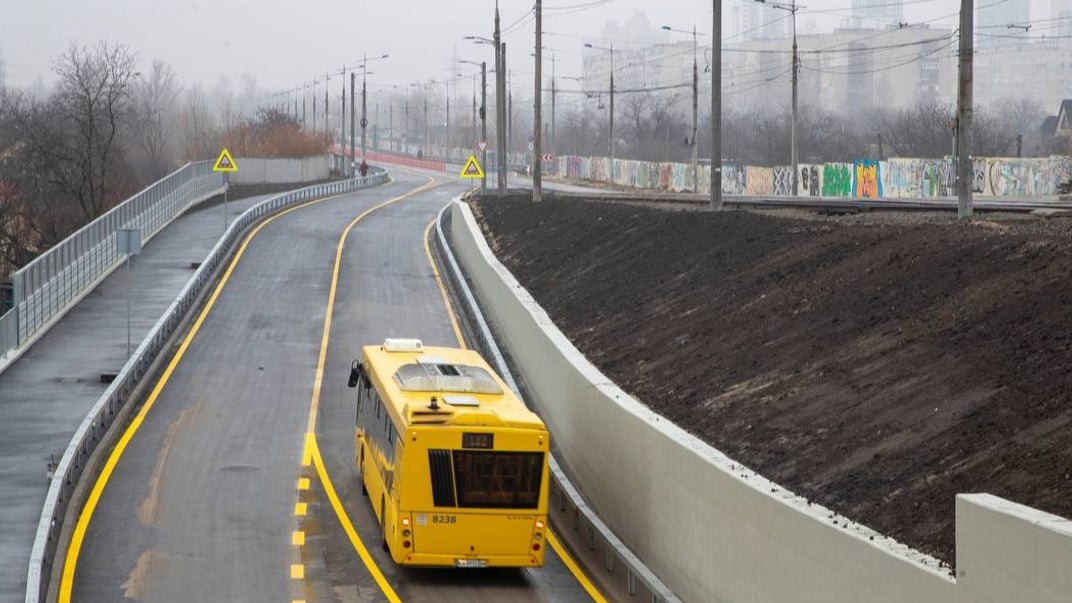 Иллюстративное фото. Пассажирский автобус выезжает из нового тоннеля возле Подольского моста, 1 декабря 2024 года