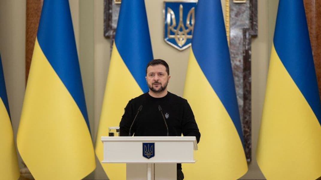 Президент України Володимир Зеленський під час вручення сертифікатів на отримання квартир