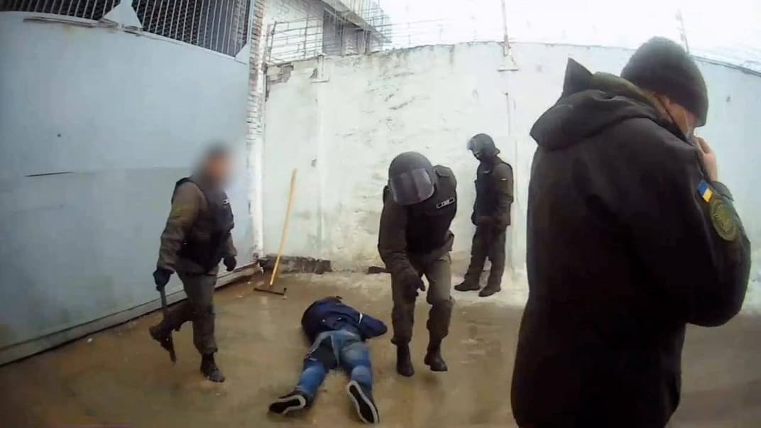 За даними слідства, службовці колонії змушували засуджених робити дії, які можуть компрометувати їх перед іншими в’язнями, знімаючи процес на відеокамеру для подальшого шантажу