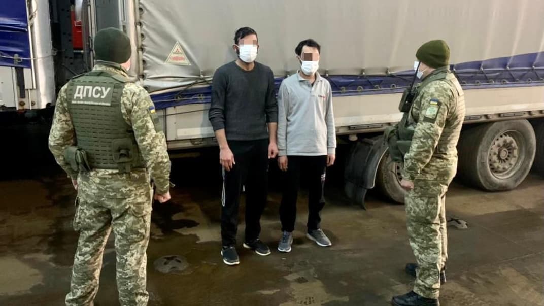 У порту Чорноморська зловили двох нелегальних мігрантів із Сирії, які приплили у вантажному причепі
