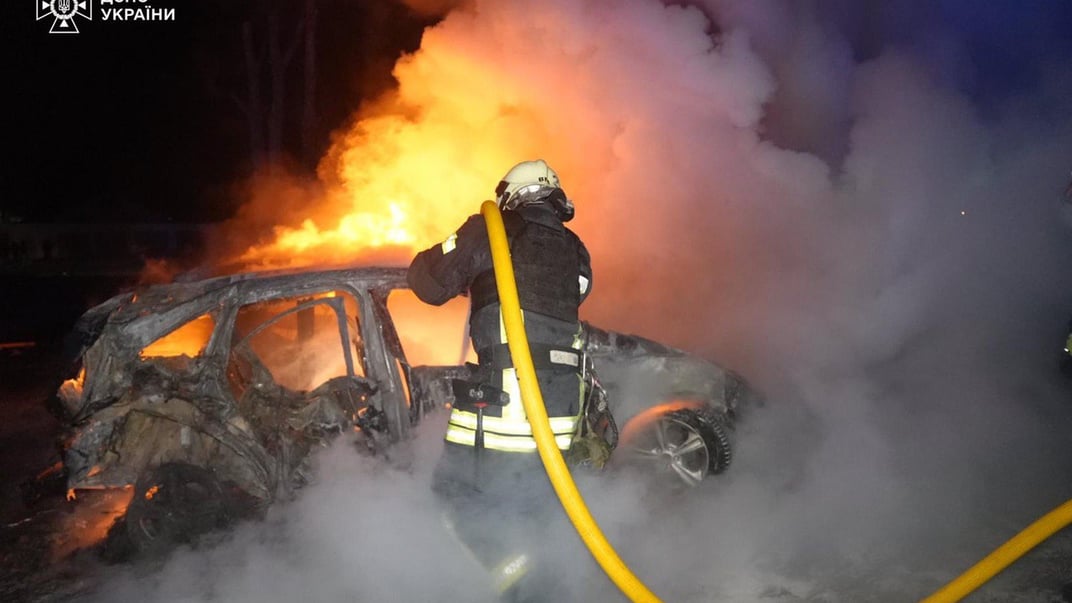 Рятувальники гасять пожежу на автостоянці, в яку влучив російський дрон, 9 лютого 2025 року