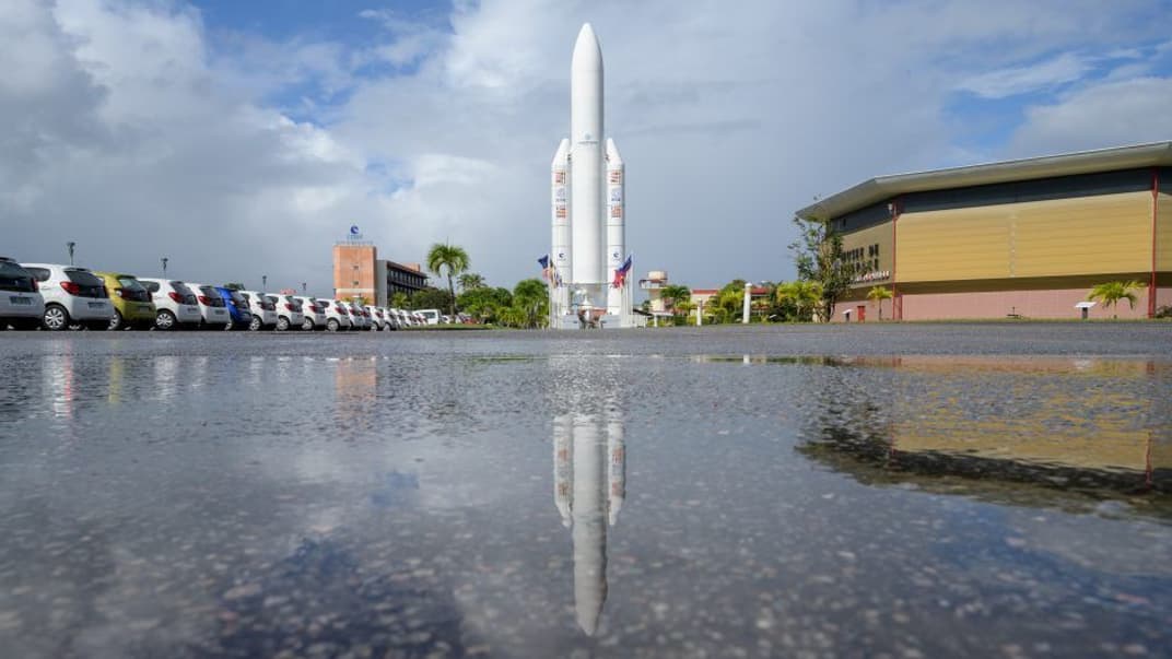 Модель ракеты Ariane 5 от Arianespace, которая должна доставить в космос телескоп «Джеймс Уэбб», у входа в космический центр Куру, Французская Гвиана, 21 декабря 2021 года