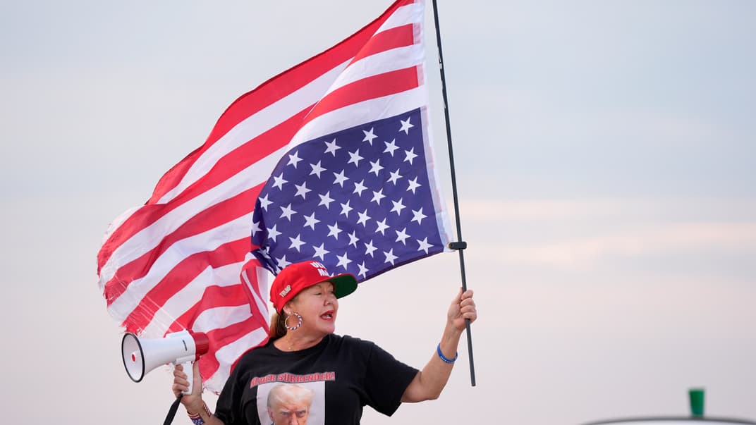 Сторонница Дональда Трампа на демонстрации возле поместья Трампа Мар-а-Лаго в Палм-Бич, штат Флорида, 30 мая 2024 года