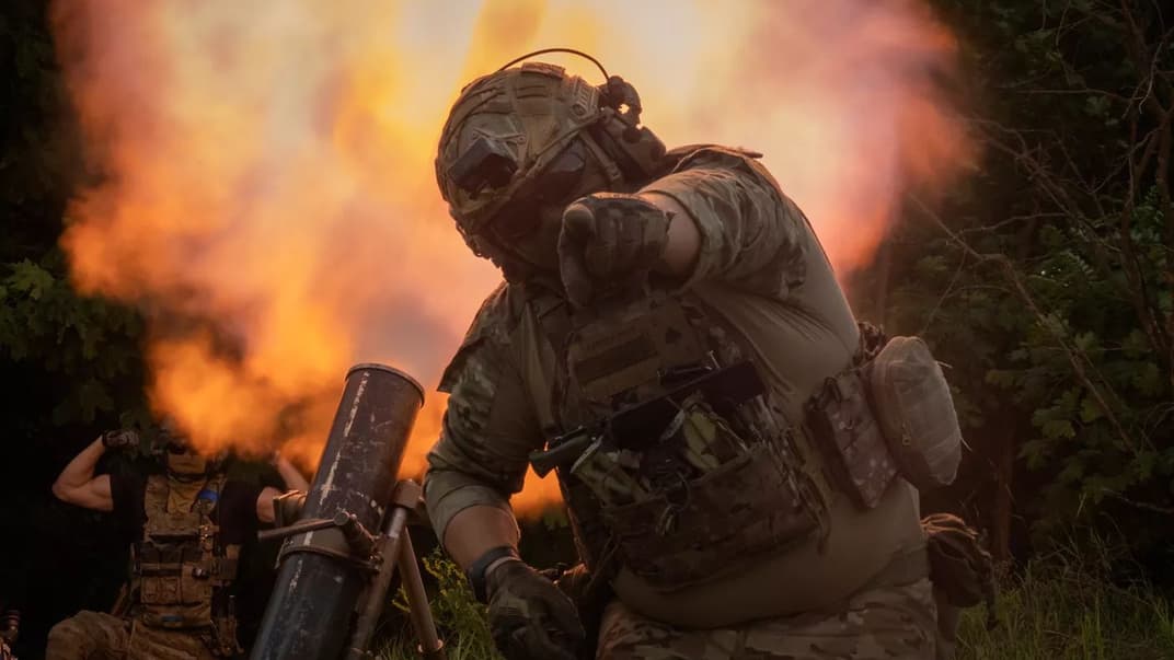 Український солдат жестикулює, ведучи вогонь у бік російських позицій на передовій у Запорізькій області, 24 червня 2023 року