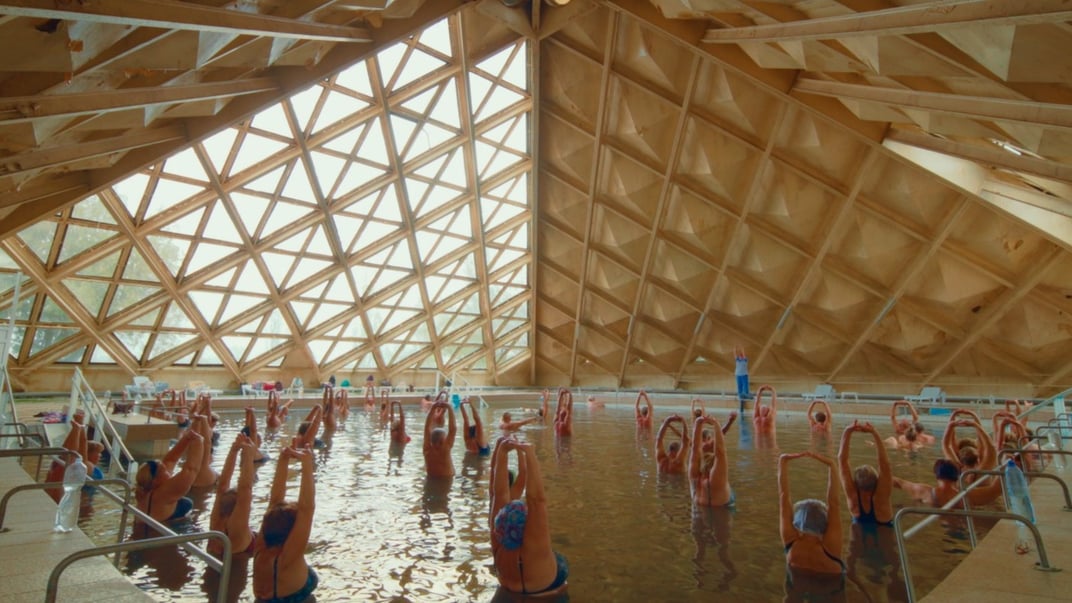 У фільмі зображено санаторій «Куяльник» поблизу Одеси, у якому відвідувачі «шукають кохання, зцілення та щастя»