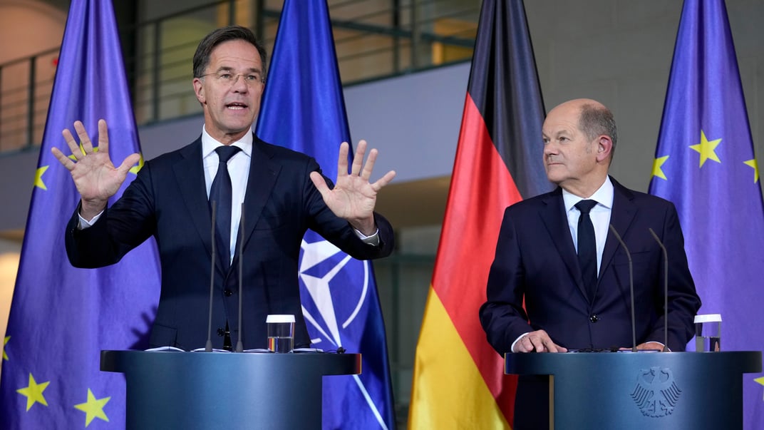 Канцлер Німеччини Олаф Шольц (праворуч) і генеральний секретар НАТО Марк Рютте на пресконференції у Берліні, Німеччина, 4 листопада 2024 року