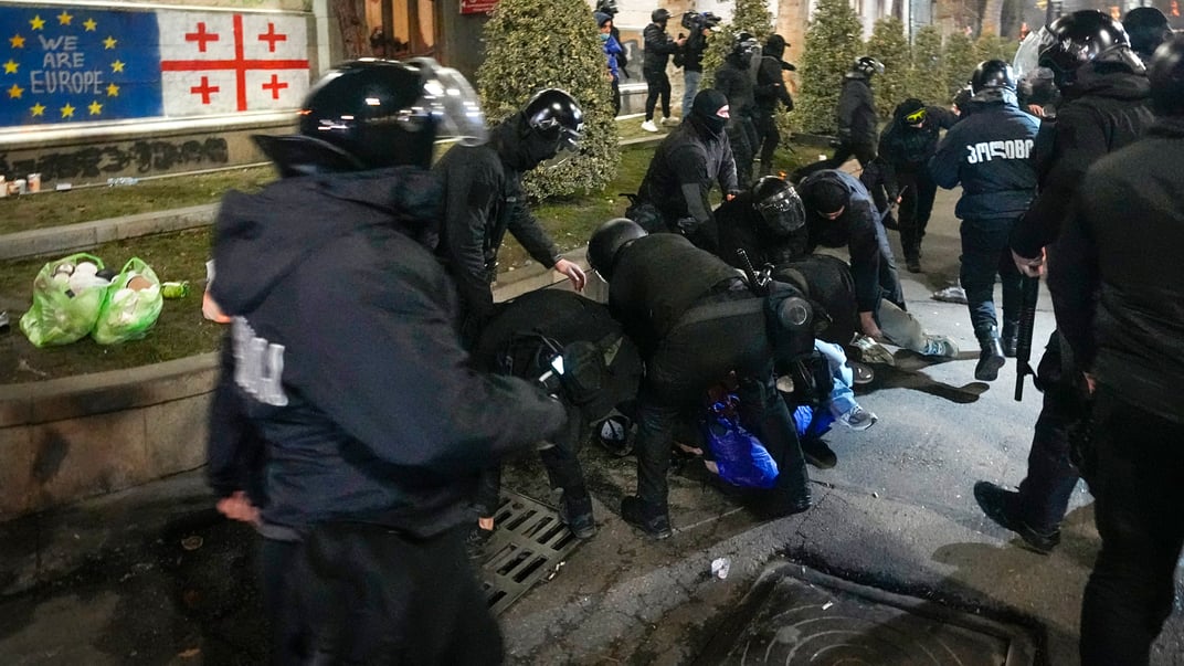 Поліція затримує демонстрантів під час акції протесту у Тбілісі, 7 грудня 2024 року