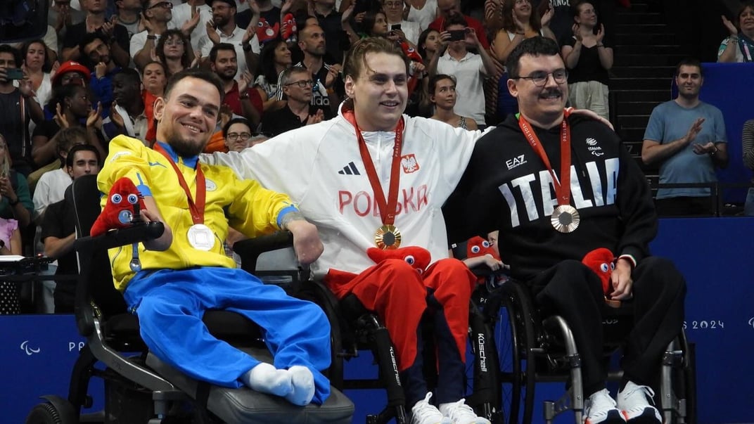 Украинец Антон Коль (крайний слева) вместе с поляком Камилем Отовским (по центру) и итальянцем Франческо Беттелой. Польский и итальянский спортсмены заняли первое и третье места соответственно