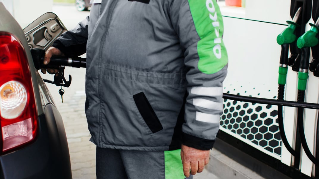 Ілсютративне фото. Працівник АЗС заправляє машину