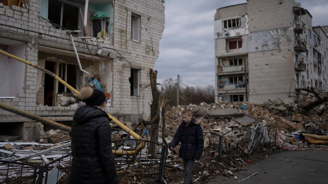 Хлопчик шукає свого кота, виходячи зі зруйнованого житлового будинку місті Бородянка, 9 квітня 2022 року