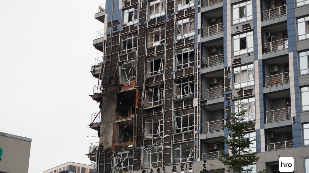 Пошкоджений будинок у Печерському районі Києва після атаки росіян у ніч проти 25 листопада