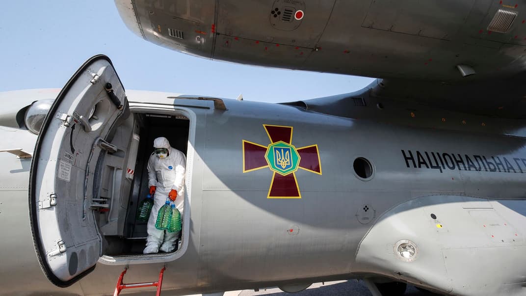 Персонал розвантажує літак Нацгвардії України з гуманітарною допомогою для італійських лікарень, яка прибула з України, у військовому аеропорті Pratica di Mare неподалік Риму, Італія, 8 квітня 2020 року