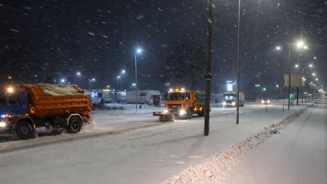 Комунальники у Львові розчищають дороги від снігу за допомогою спецтехніки, 8 січня 2026 року