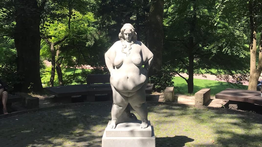 Скульптура Василя Корчового «Впевнена» у Стрийському парку у Львові