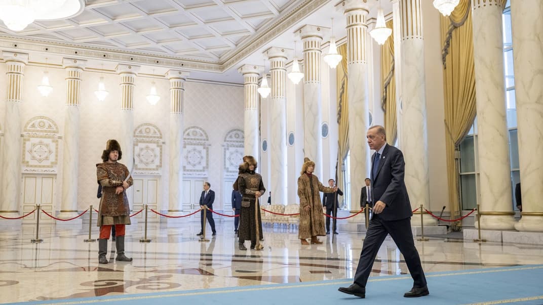 Президент Турции Реджеп Эрдоган прибывает на саммит Организации тюркских государств в столице Казахстана Астане 3 ноября