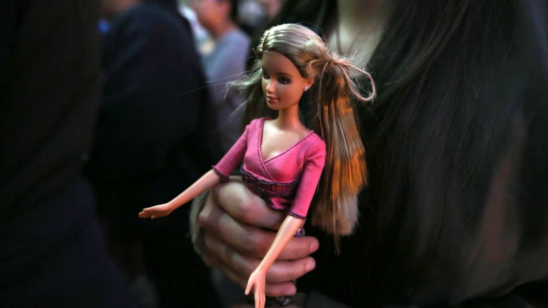 9 березня виповнюється 61 рік з моменту першої появи ляльки Барбі на полицях магазинів. За цей час образ Барбі дуже еволюціонував