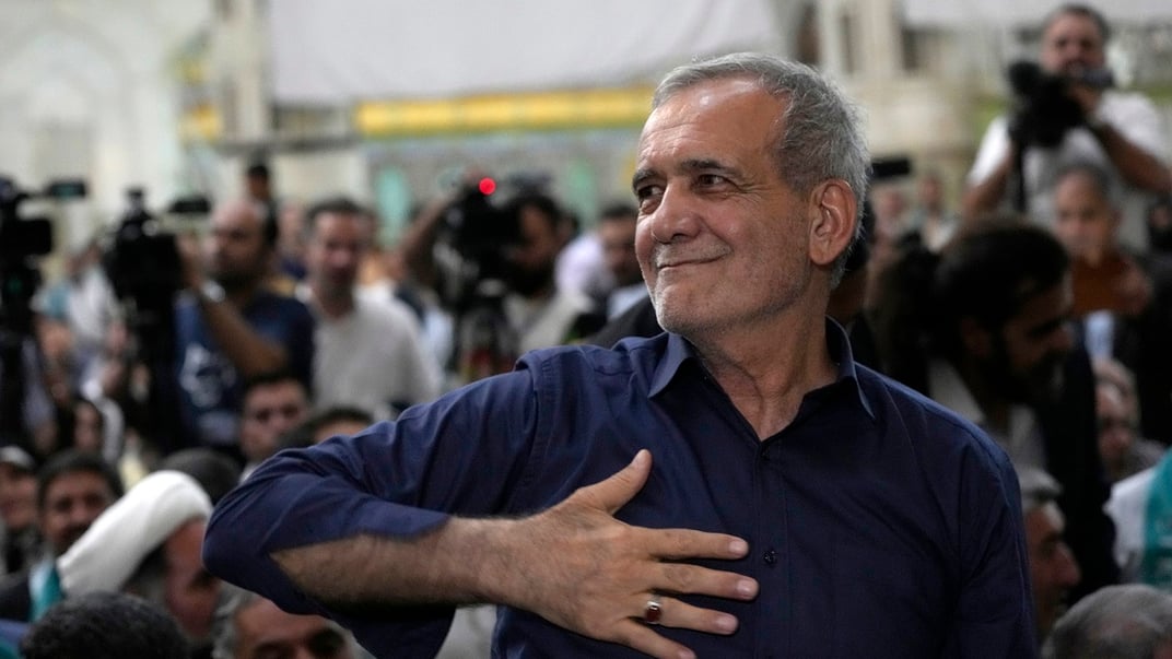 Новообраний президент Ірану Масуд Пезешкіян вітає своїх прихильників на зустрічі через день після президентських виборів, 6 липня 2024 року