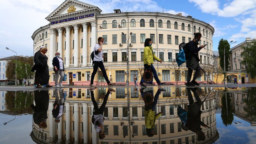 Прохожие на улице возле университета «Киево-Могилянская академия» в Киеве, 15 мая 2021 года