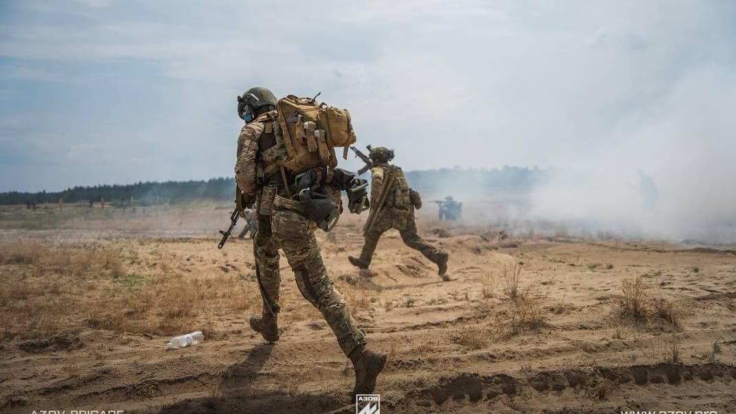 Украинские военнослужащие на поле боя