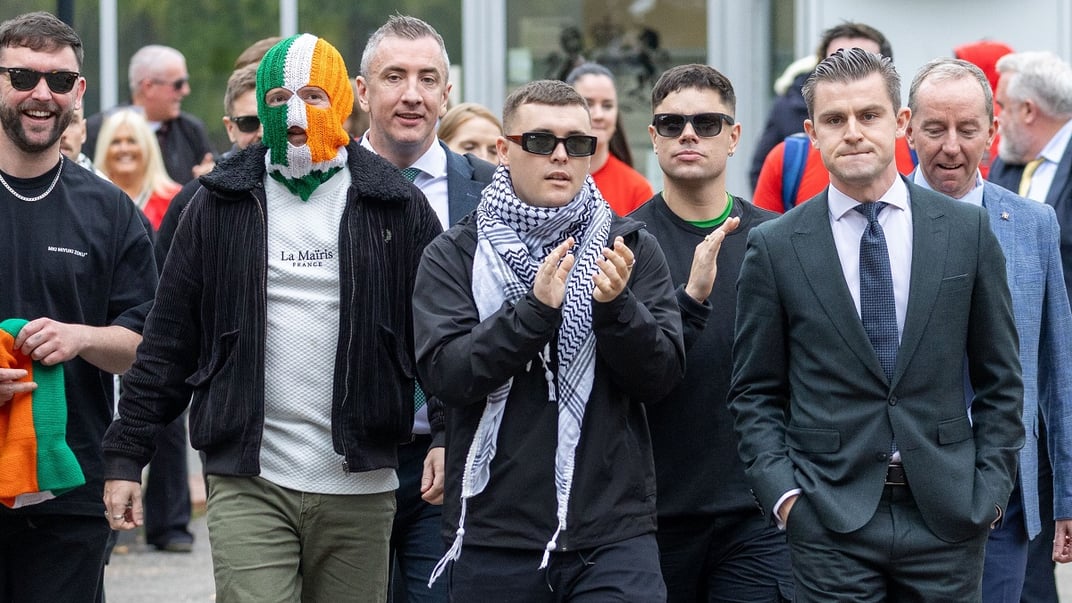 Репер Ліам Оґа О Гані (у центрі) покидає Woolwich Crown Court у Лондоні 26 вересня 2025 року