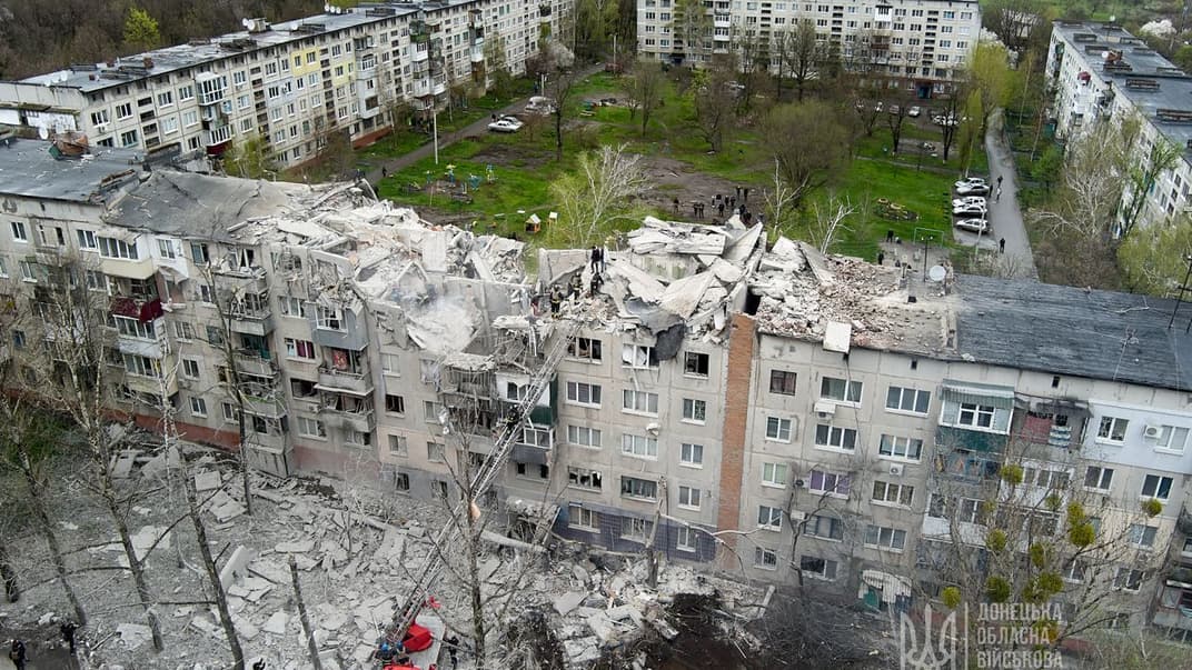 Рятувальники розбирають завали багатоповерхівки у Слов'янську, куди 14 квітня влучили російські війська